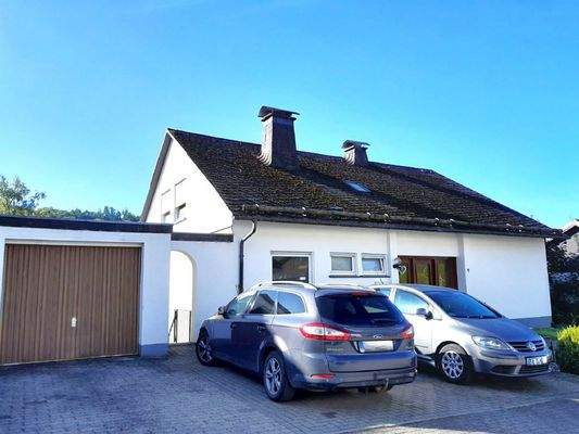 Mit unterkellerter Garage