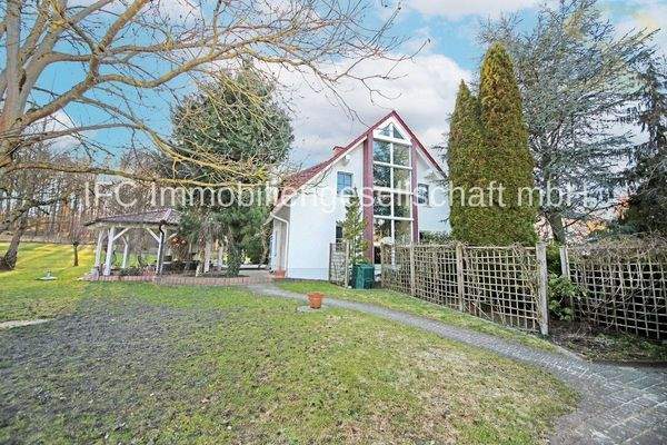 seitliche Hausansicht