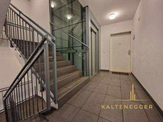 Stiegenhaus mit Personenlift