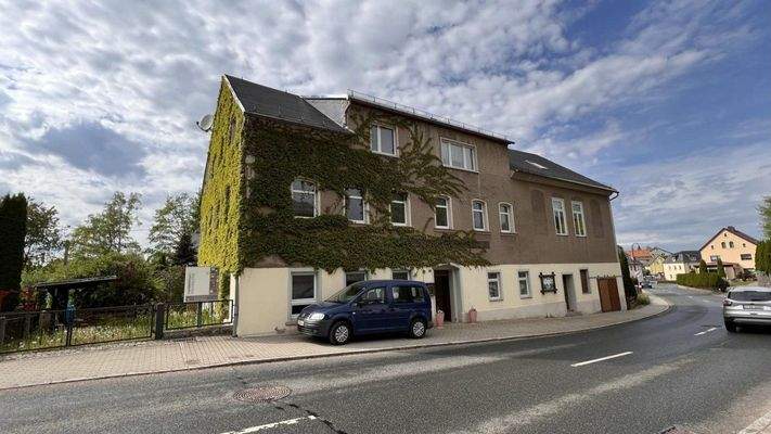 von gegenüber liegendem Parkplatz