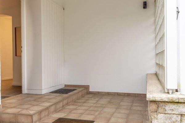 Familienidyll in Bogenhausen: Doppelhaushälfte mit sonnigem Westgarten & Grünblick