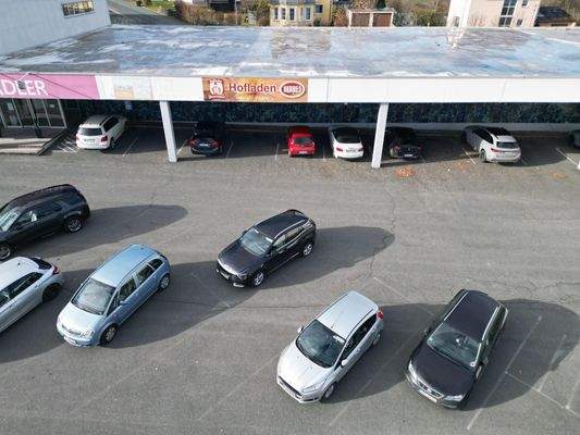 Eingangsbereich mit Parkplatz