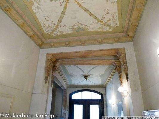 Hauseingang mit Malereien