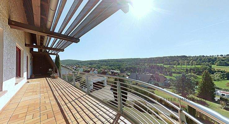 umlaufender Ost/Süd/Westbalkon