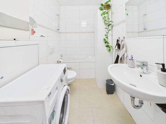 Badezimmer mit Badewanne & Dusche