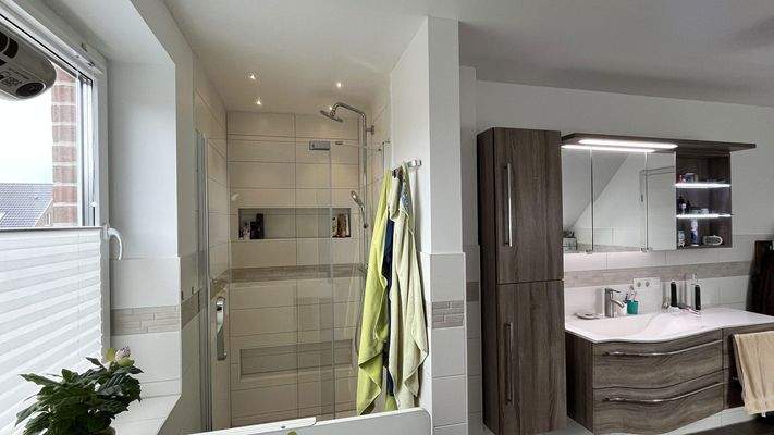 Dusche im Badezimmer