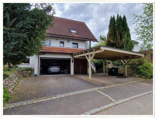 Mit 3 Garagen plus Carport