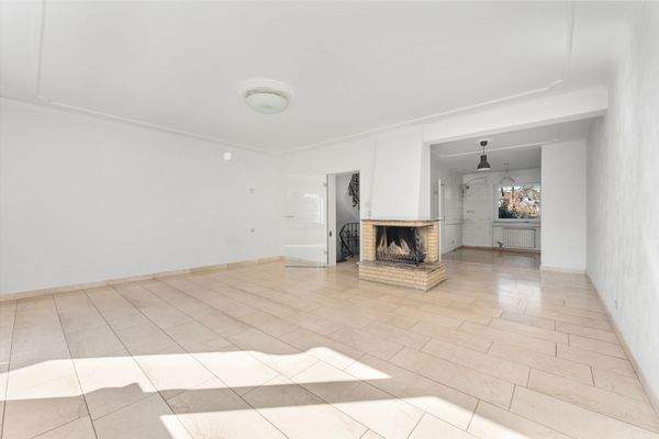 Wohnzimmer mit Blick in die Küche