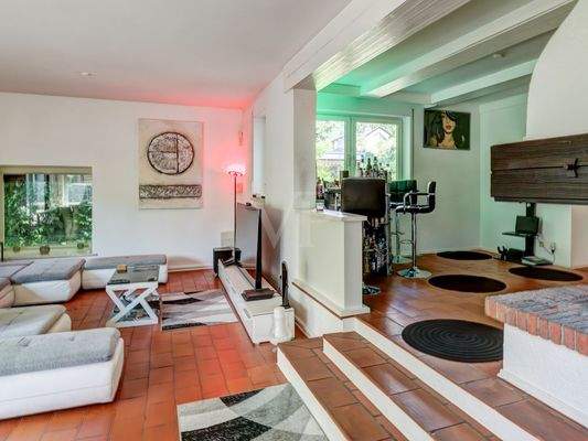 Wohnbereich mit Blick ins Kaminzimmer