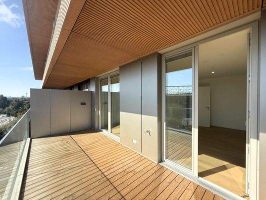 teilweise überdachter Balkon