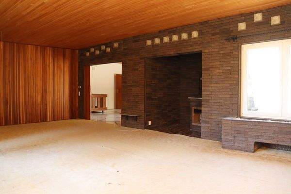 Wohnzimmer mit Kamin im Erdgeschoss