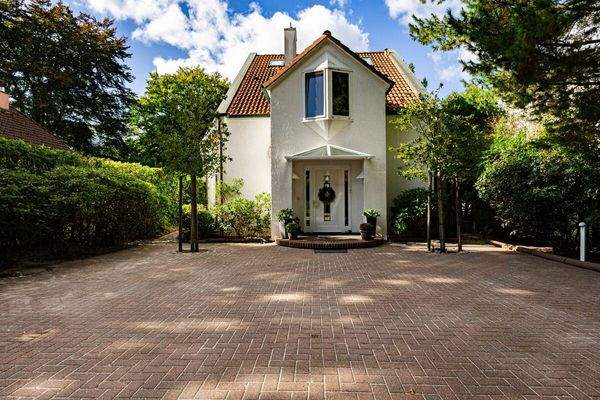 Frontansicht mit Auffahrt