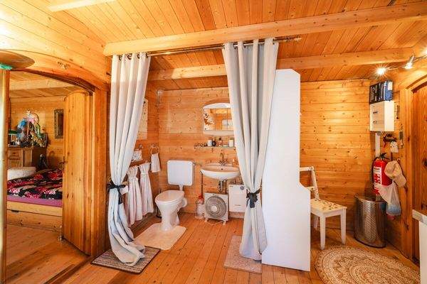 Toilette und Waschbecken