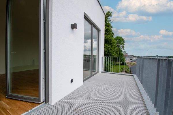 Balkon mit Blick auf die Brücke