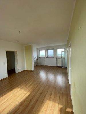 Blick zur Strassenfront und Kochnische