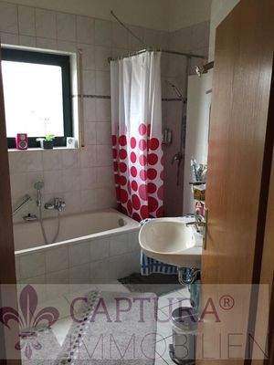 Tageslichtbad mit Badewanne und Dusche