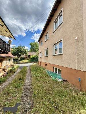 Zufahrt Nebengebäude