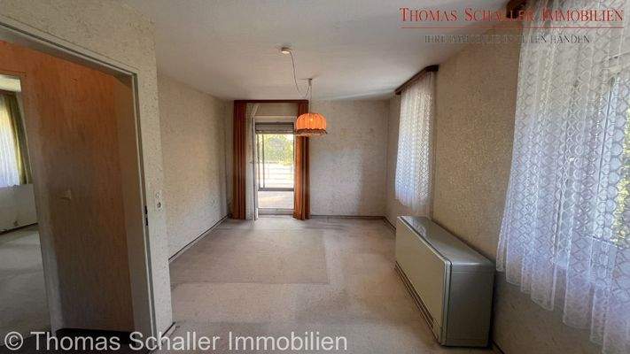 Schlafzimmer mit Zugang zu Wintergarten und Terrasse 