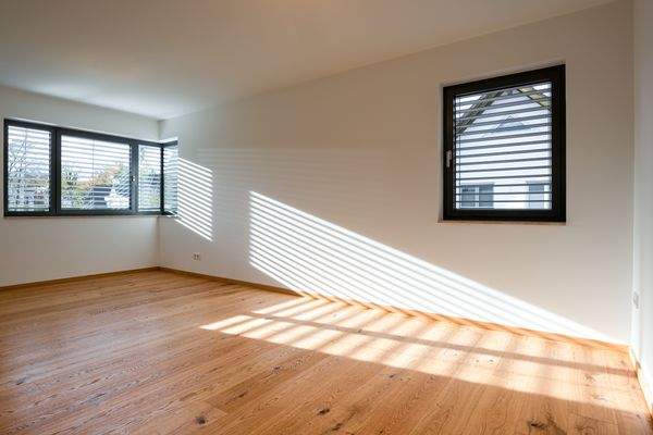 helle_Zimmer_mit_uebereck_Fenster