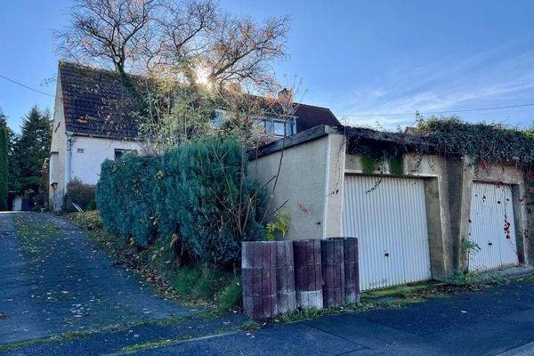 Vorderseite, von der Straße aus. Beide Garagen gehören dazu.