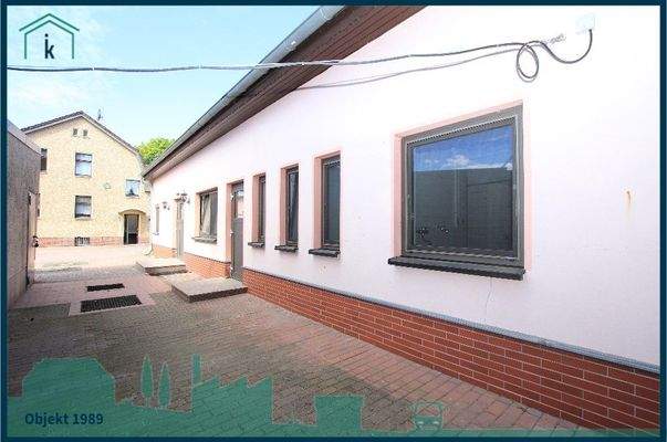 1989 Nebengebäude mit Blick zum Haus.jpg