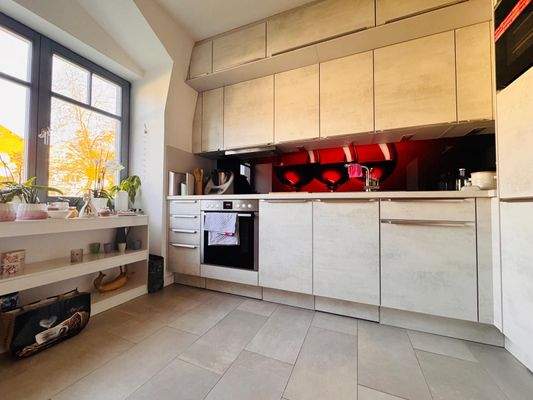 Küche mit großem Fenster