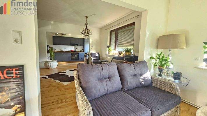 Wohnzimmer mit Blick in die Küche