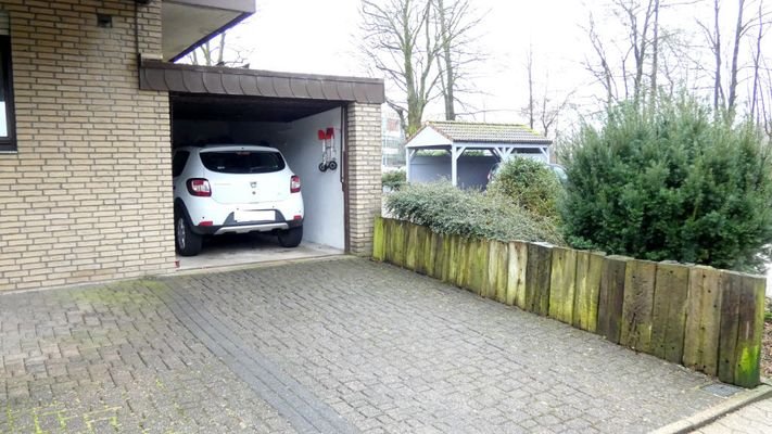 Garage mit zusätzlichem Stellplatz