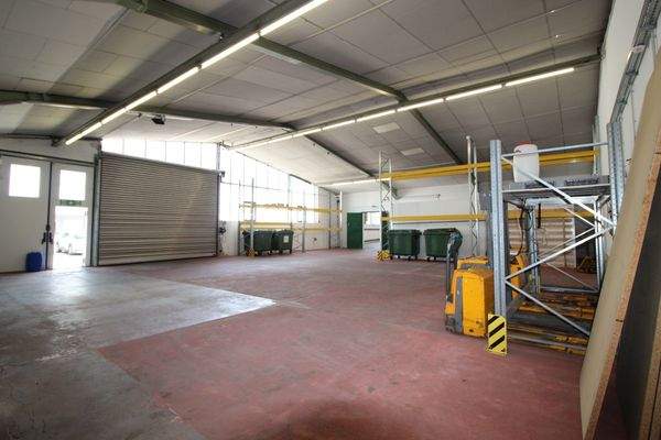 Große Halle mit Rolltor