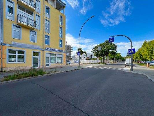 Objekt vorne mit Umfeld