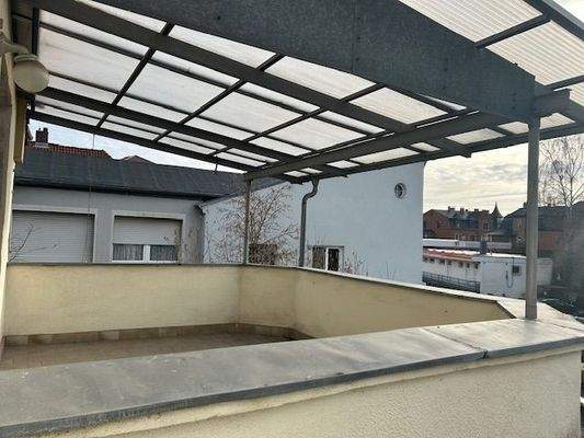 riesige überdachte Terrasse