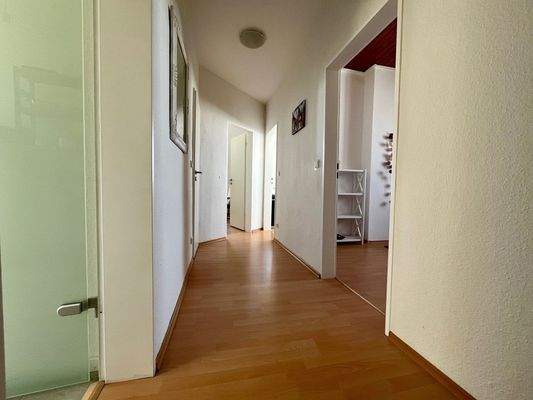 Der gerade Flur verbindet die Räume optimal