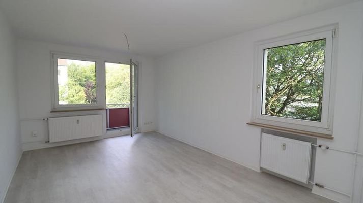 Wohnzimmer mit Balkon