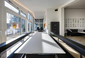 der lichtdurchflutete Wohnbereich des Bungalows mit überhoher Decke