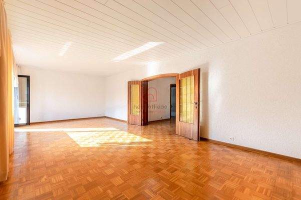 großes Wohn- &amp; Esszimmer mit Balkon im 1. OG