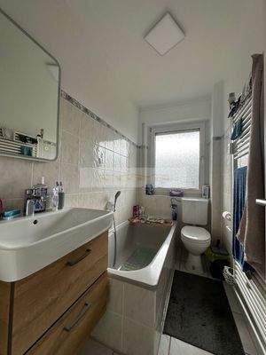 Bad mit Badewanne und Fenster