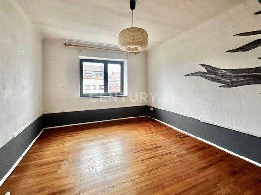 OG Wohnzimmer mit Blick zum Fenster