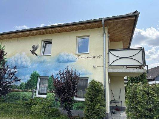 Teilansicht mit Balkon