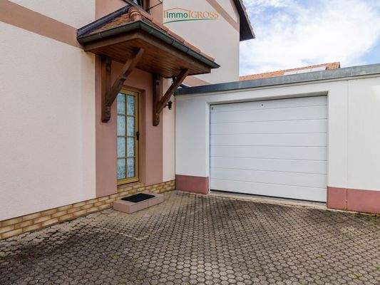 Garagenstellplatz mit direktem Zugang zum Haus