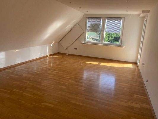 Wohnzimmer mit Parkett 