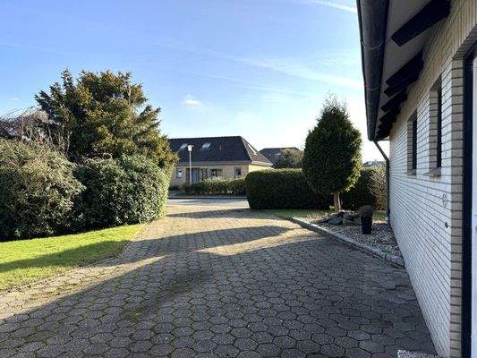 Auffahrt mit Doppelgarage 