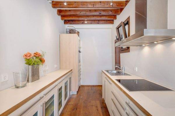 Einbauküche mit anschließender Vorratskammer