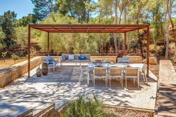 Überdachter Essbereich mit Blick auf den Pool und die Umgebung