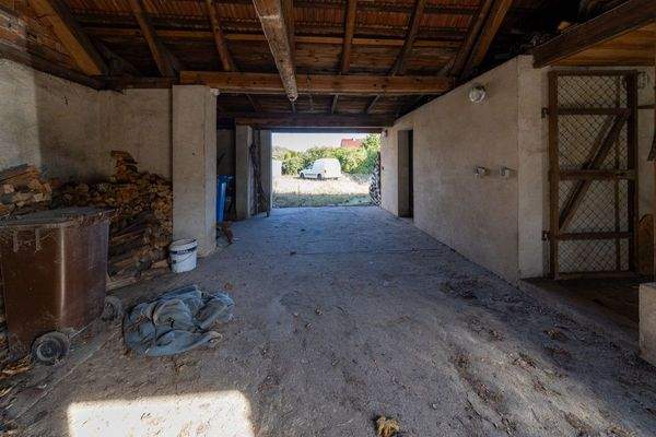 Garage mit offenen Zugang zum Garten (mit Zwinger: Tonnenplatz überdacht)