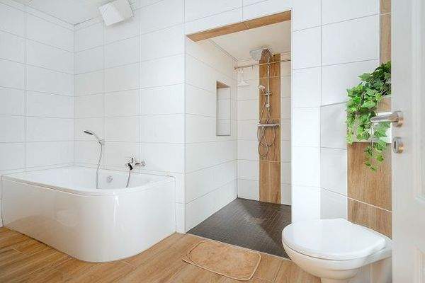 Bad mit WC, Wanne und ebenerdiger Dusche