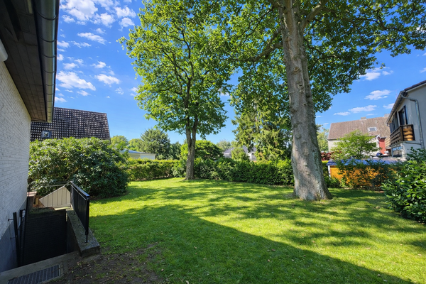 Summer-Feeling mit Rasen und schönem Baumbestand