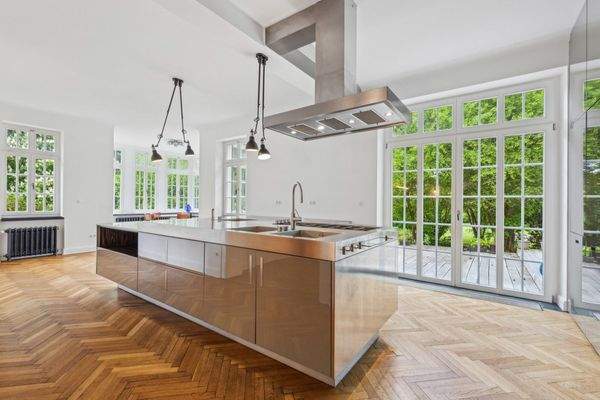 großzügige Wohnküche mit Terrassenzugang