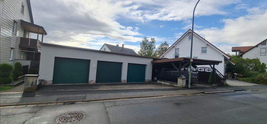 Mittlere Garage und Carport gehören zu Wohnung im 