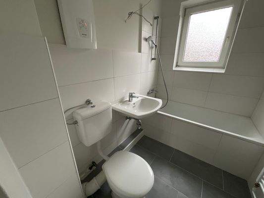 Tageslichtbad mit Wanne