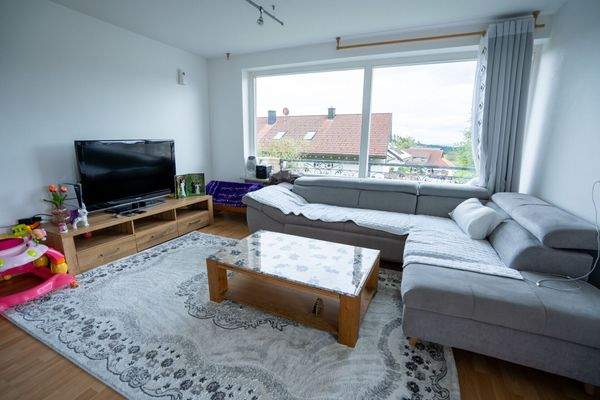 Wohnzimmer hell mit großem Fenster